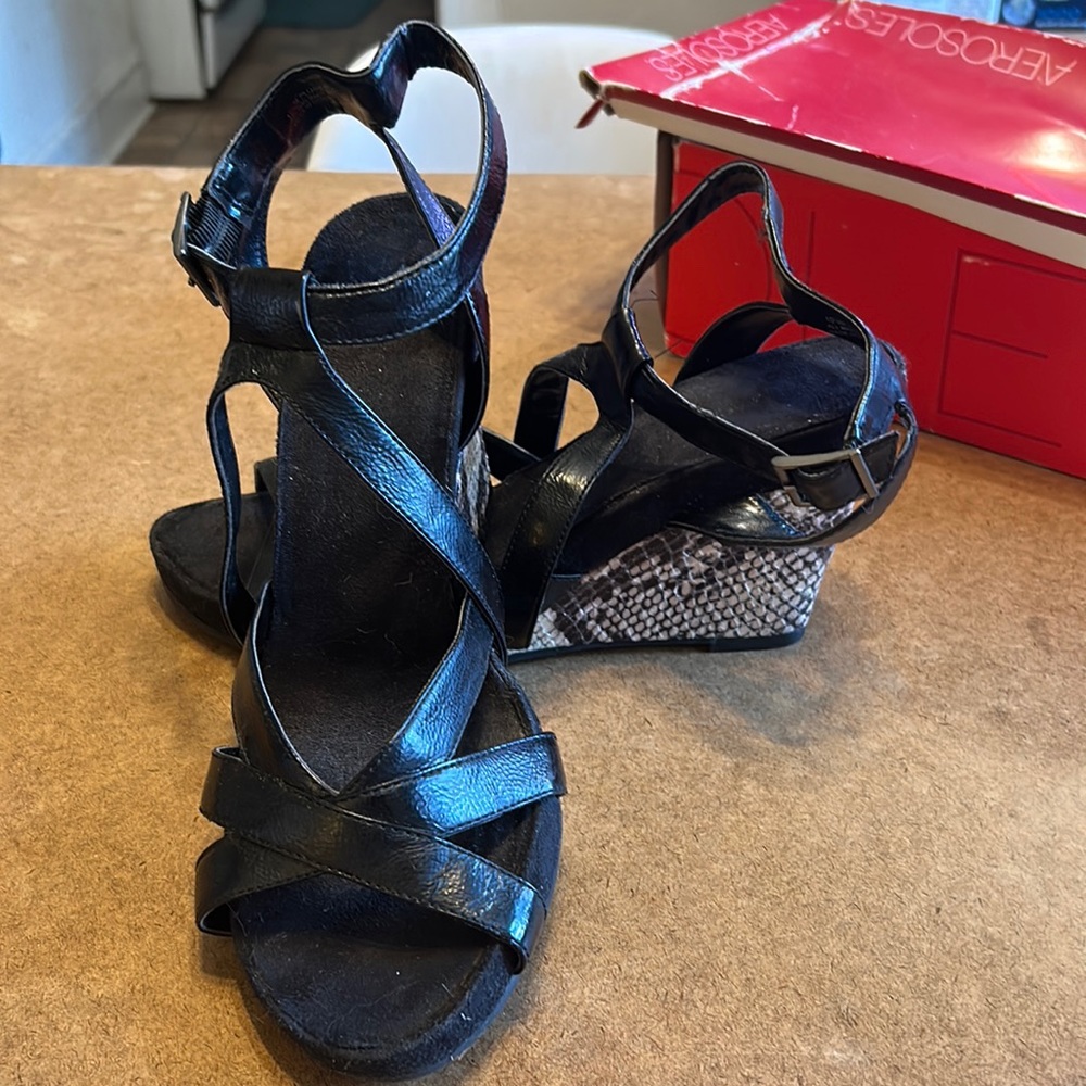 Aerosoles wedges, black and gray snake print size 10.5